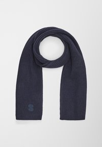 Écharpe tricotée bleu marine avec tissage texturé, présentant une extrémité arrondie et un petit patch logo près du bord. Douce, d'épaisseur moyenne.