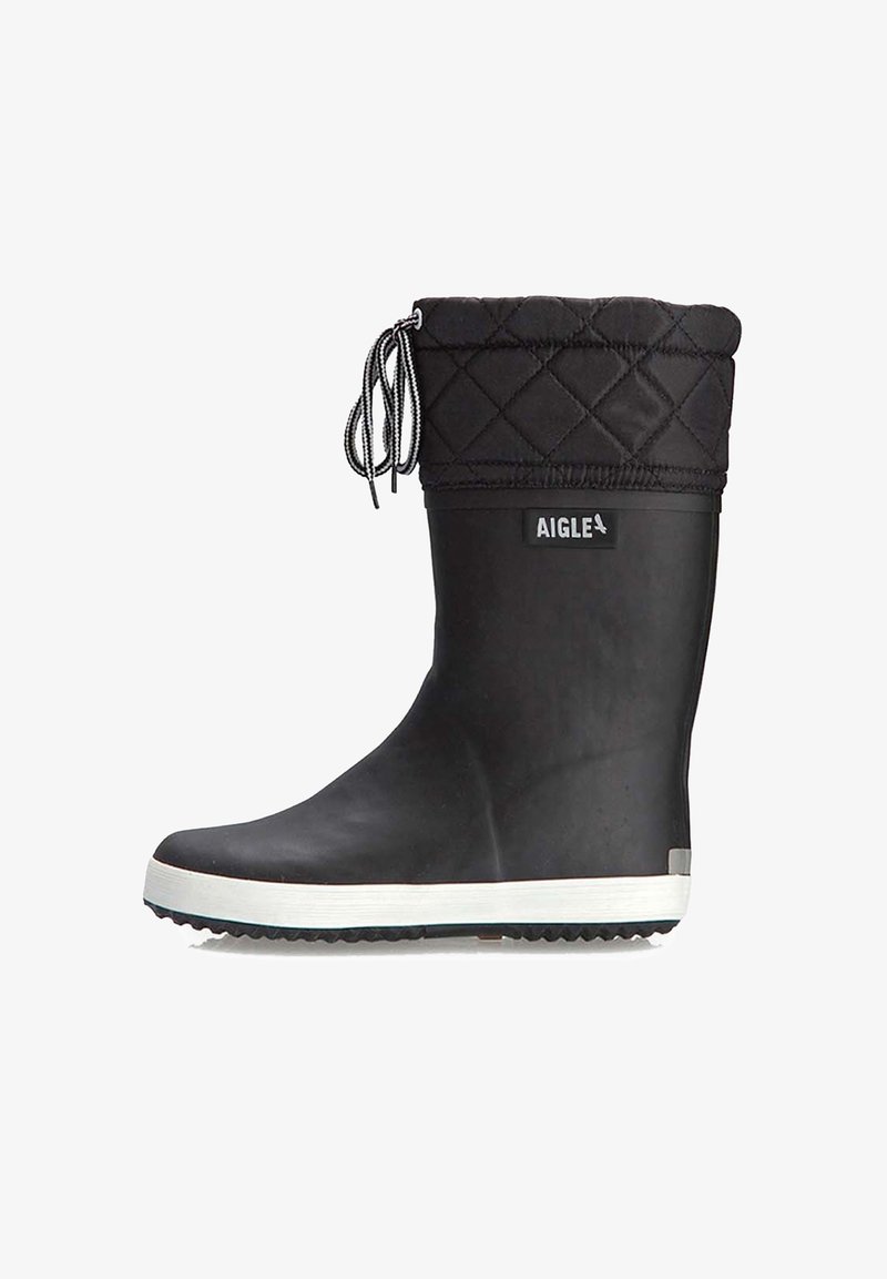Botte de pluie en caoutchouc noire avec semelle blanche, manchette matelassée, fermeture par cordon et logo Aigle sur le côté.