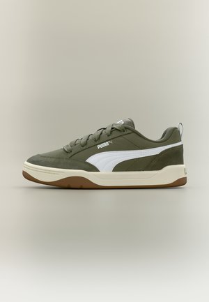 Basket basse Puma vert olive avec bande latérale blanche, semelle marron et lacets sur fond neutre, vue de côté.