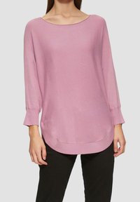 Maglione a maniche lunghe di un rosa chiaro, con un ampio scollo, orlo curvo e polsini a costine. Texture liscia con una vestibilità comoda.