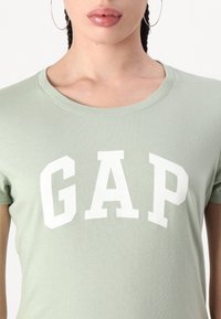 GAP TEE - Marškinėliai su spaudiniu - desert sage