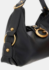 Zwarte leren handtas met een gestikte textuur, gouden hardware accenten, een cirkelvormig logo detail en een gestructureerde vorm.