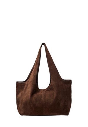 Sac fourre-tout en daim marron avec un design large et flasque ; il dispose de deux anses allongées et arrondies ainsi qu'un corps sans couture avec un minimum de coutures.