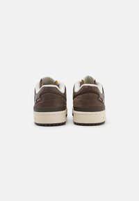 adidas Originals FORUM LOW CL UNISEX - Trainers - earth strata/cream white/dark brown