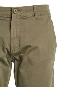 Pantalones de algodón verde oliva con frente plano, que cuentan con un cierre de un solo botón y bolsillos estándar. Textura suave y diseño de pierna recta.