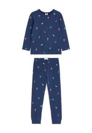 Conjunto de pijama infantil azul marino con mangas largas y pantalones, con pequeños estampados coloridos de dinosaurios, volcanes y árboles.