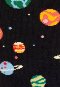 Schwarzer Stoff mit bunten gestrickten Mustern von Planeten, darunter Erde, Mars und Saturn, mit verschiedenen Texturen und Details.
