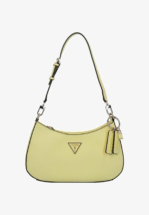 Gul syntetisk håndtaske med en buet form, sorte accenter langs kanterne og en kæde som håndtag. Har en trekantet logo og nøgleringstags.