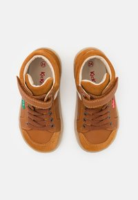 Kickers Korkeavartiset tennarit - camel