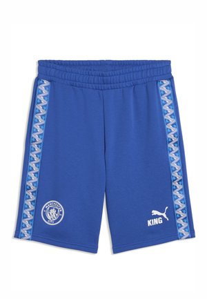 Pantaloncini sportivi blu con il logo del Manchester City sulla gamba sinistra, logo Puma e testo "KING" sulla gamba destra, e strisce laterali decorate.