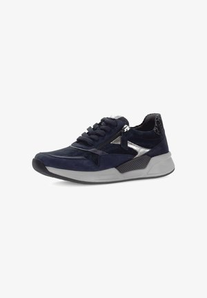 Sneaker in suede navy con accenti argentati, retro testurizzato e chiusura con lacci, con dettagli a zip sul lato e suola in gomma grigia chiara.