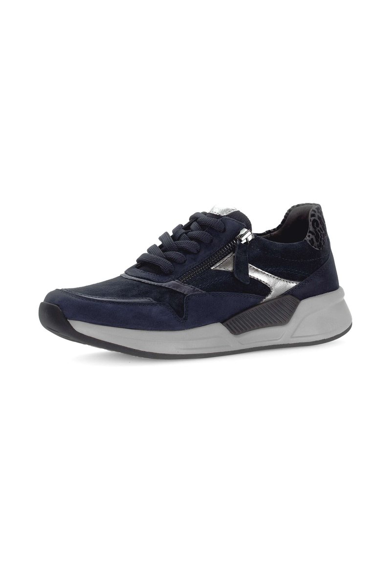 Sneaker in suede navy con accenti argentati, retro testurizzato e chiusura con lacci, con dettagli a zip sul lato e suola in gomma grigia chiara.