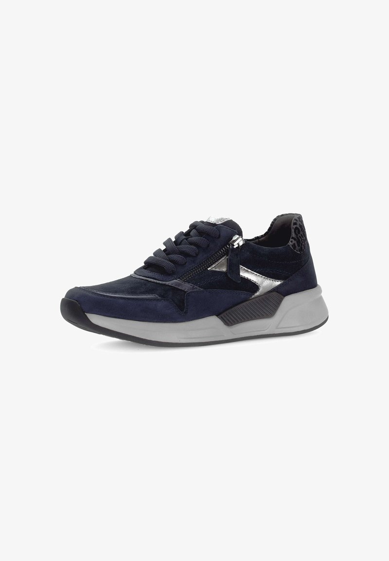 Sneaker in suede navy con accenti argentati, retro testurizzato e chiusura con lacci, con dettagli a zip sul lato e suola in gomma grigia chiara.