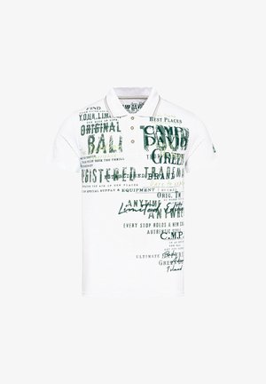 Biela polo košeľa s zeleným textom a grafikou, vrúbkovaným golierom, dvojtlačidlovou légiou a krátkymi rukávmi. Text obsahuje názov značky a dizajnové prvky.