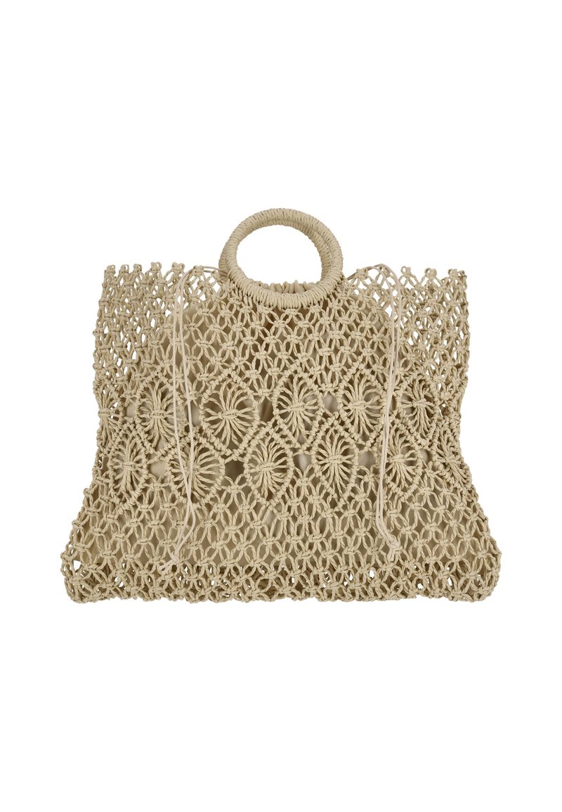 Beige geweven tas met een ronde handgreep, met ingewikkelde bloemmotieven en een open ontwerp, vervaardigd uit gestructureerde materialen.