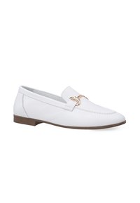 Weisse Lederloafers mit runder Spitze, dünner brauner Sohle und einem dekorativen goldenen Kettenakzent vorne. Glatte, strukturierte Oberfläche.