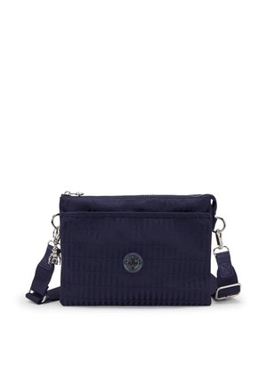 Mørkeblå rektangulær crossbody taske med justerbar rem, struktureret stof, front lynlås lomme og rund logo-patch i midten.