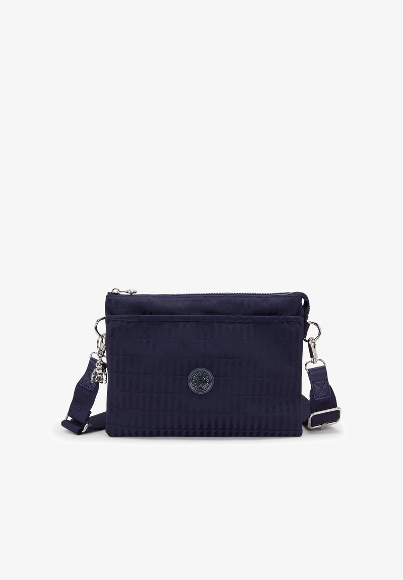 Borsa a tracolla rettangolare blu navy con tracolla regolabile, tessuto testurizzato, tasca frontale con zip e patch rotondo con logo al centro.