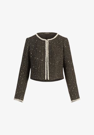 Veste cropped noire en tissu texturé, dotée de manches longues et d'un col rond. Détails avec une fermeture frontale perles et des poignets.
