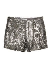 Strieborné šortky z flitrov so hladkým podšívkou, s vertikálnymi radmi flitrov a priliehavým strihom. Krátky vnútorný šev a bez viditeľných zapínaní.