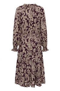Langärmliges, knielanges Kleid in dunklem Burgunderrot mit cremefarbenem Paisleymuster. Merkmale sind ein geraffter Ausschnitt und Rüschensäume sowie ein gestuftes Rockdesign.