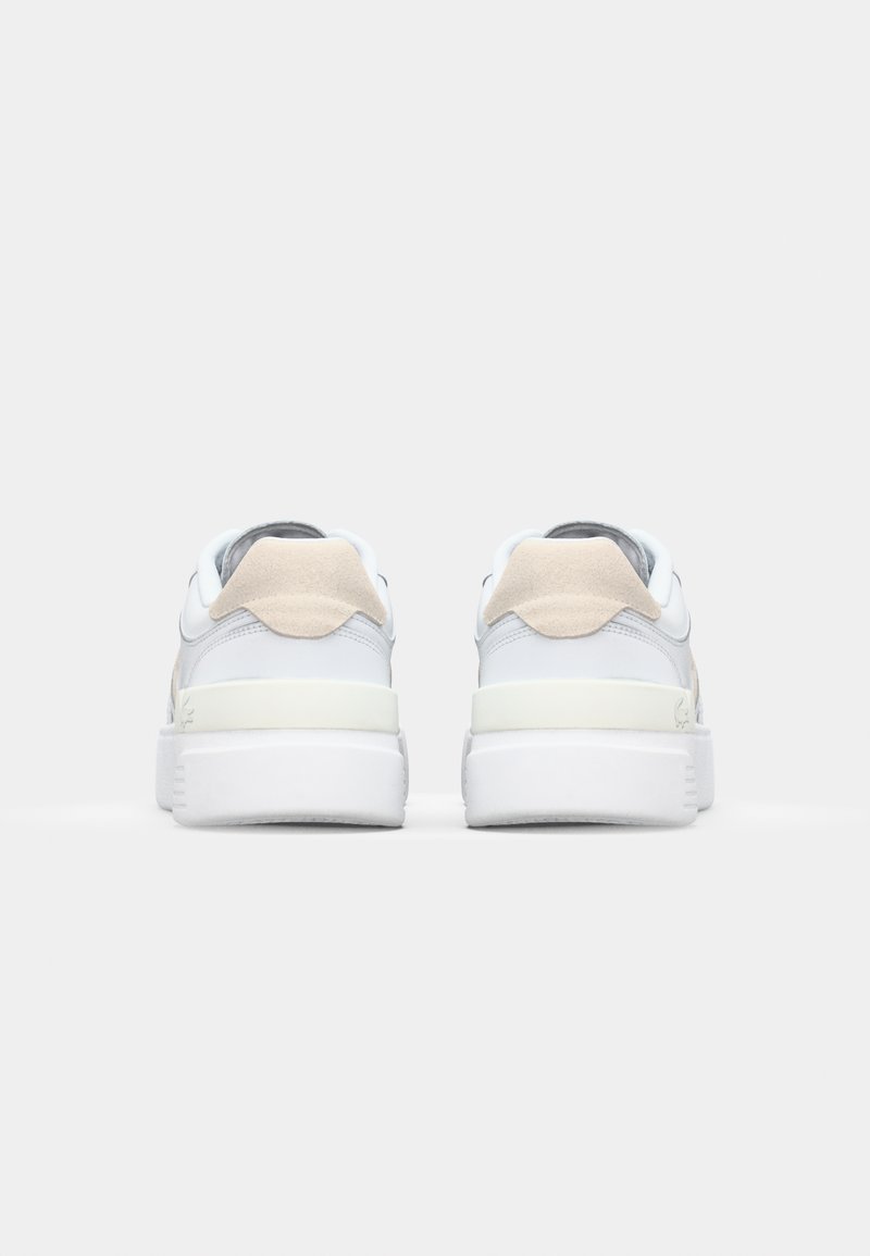 Weiße Sneakers aus glattem Leder, mit grauen Wildlederakzenten und einer strukturierten, weißen Gummisohle. Sie verfügen über eine abgerundete Zehenpartie und einen gepolsterten Kragen.