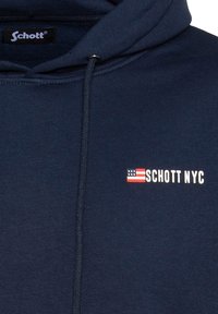 Granatowa bluza z kapturem wykonana z miękkiego materiału, wyposażona w sznurek, boczne szwy oraz logo z amerykańską flagą i napisem "Schott NYC" na białym tle.