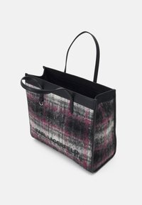 Tote taske med et gråt, sort og lyserødt ternet mønster, lavet af filtmateriel, med sorte læderdetaljer og to solide håndtag. Logo prentet på siden.