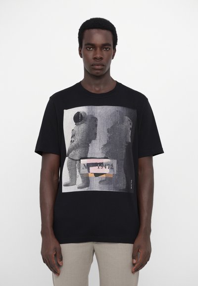 Schwarzes Baumwoll-T-Shirt mit einem Grafikdruck von zwei Astronauten, einschließlich Textüberlagerung und strukturiertem Finish. Kurze Ärmel, Rundhalsausschnitt.