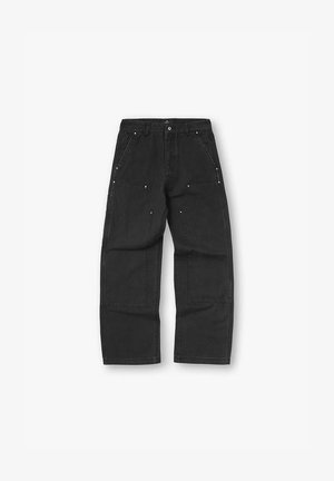 Pantaloni da lavoro neri a gamba dritta con molteplici tasche rinforzate e dettagli con rivetti, chiusura con bottoni e passanti per cintura.