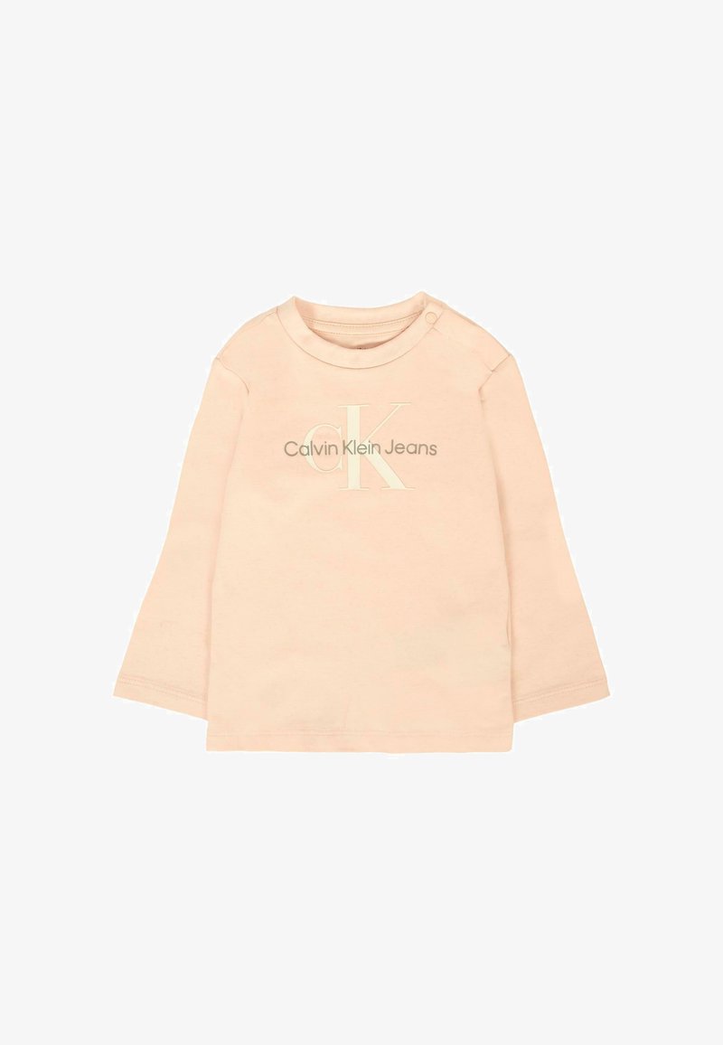 Licht perzikkleurig langarmshirt met een ronde hals en een klein, reliëf "Calvin Klein Jeans"-logo in een tonale uitvoering. Zacht katoen materiaal.