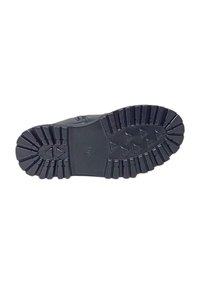 Sole nera di scarpa con profondi intagli, inclusi motivi rettangolari e triangolari per la presa, mostrata su uno sfondo bianco.