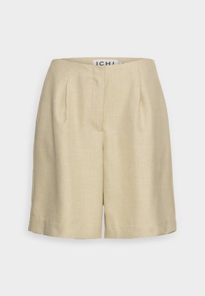 Pantaloni shorts beige su misura realizzati in un tessuto liscio e strutturato. Presentano pieghe sul davanti e un design a gamba dritta, rifiniti con un orlo pulito.