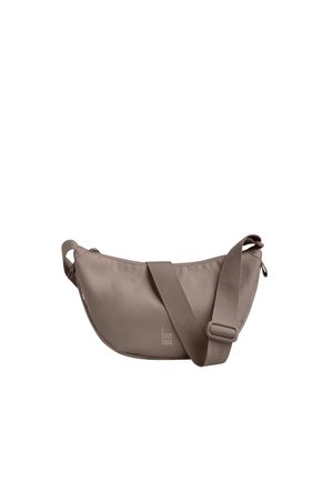 Brązowa torba na ramię w kształcie półksiężyca z regulowanym szerokim paskiem i logo "GOT BAG" na środku z przodu.