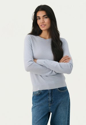 Lichtblauwe trui van zachte, gestructureerde stof met een ronde hals en lange mouwen. G gedragen met high-waisted denim jeans.