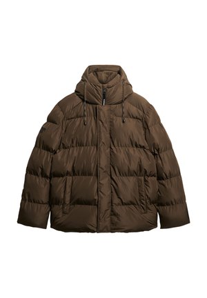 Brun isoleret dunjakke med høj krave, lynlås foran og snørede hætte. Har store quiltede sektioner og sidelommer.