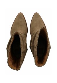 Semišové kotníkové boty olivově zelené barvy s špičatou špičkou, zdobené prošitými detaily kolem manžety a hladkou vnitřní podšívkou.