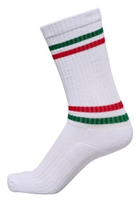 Biała skarpeta z czerwonymi i zielonymi poziomymi paskami na górze, żebrowana tekstura i standardowa długość do kostek. Posiada wzmocnioną piętę i palce.