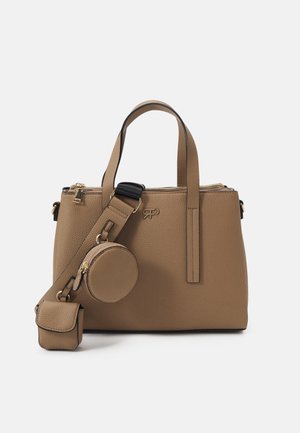 Torba damska z teksturowanej skóry w kolorze taupe, z dwoma uchwytami, regulowanym paskiem na ramię, okrągłą sakiewką na monety oraz małą kieszenią na klapę, wszystko z elementami w kolorze złotym.