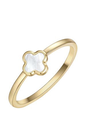 Gouden ring met een kleine, gladde klavervormige ingelegde witte parelmoer, gezet in een gouden rand.