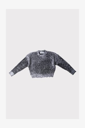 Melnbalti mīksti adīti džemperis ar garām piedurknēm un ribotām malām, izklāts uz gaiši pelēka fona.