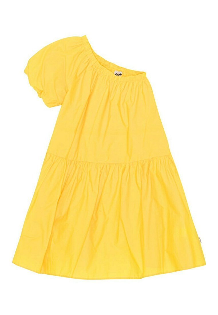 Gul off-shoulder klänning av lättviktsmaterial, med puffärmar och en lager-på-lager, flödande design. Slät textur med elastisk halsringning.