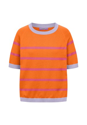 Korte mouw oranje gebreide trui met lavendelrand en horizontale roze strepen over het lichaam en de mouwen.