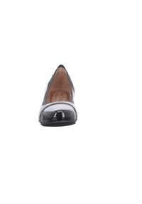 Schwarze Lackleder-Ballettschuhe mit abgerundetem Zehenbereich und niedrigem Absatz, ausgestattet mit einer glatten Oberfläche und gepolstertem Fußbett.