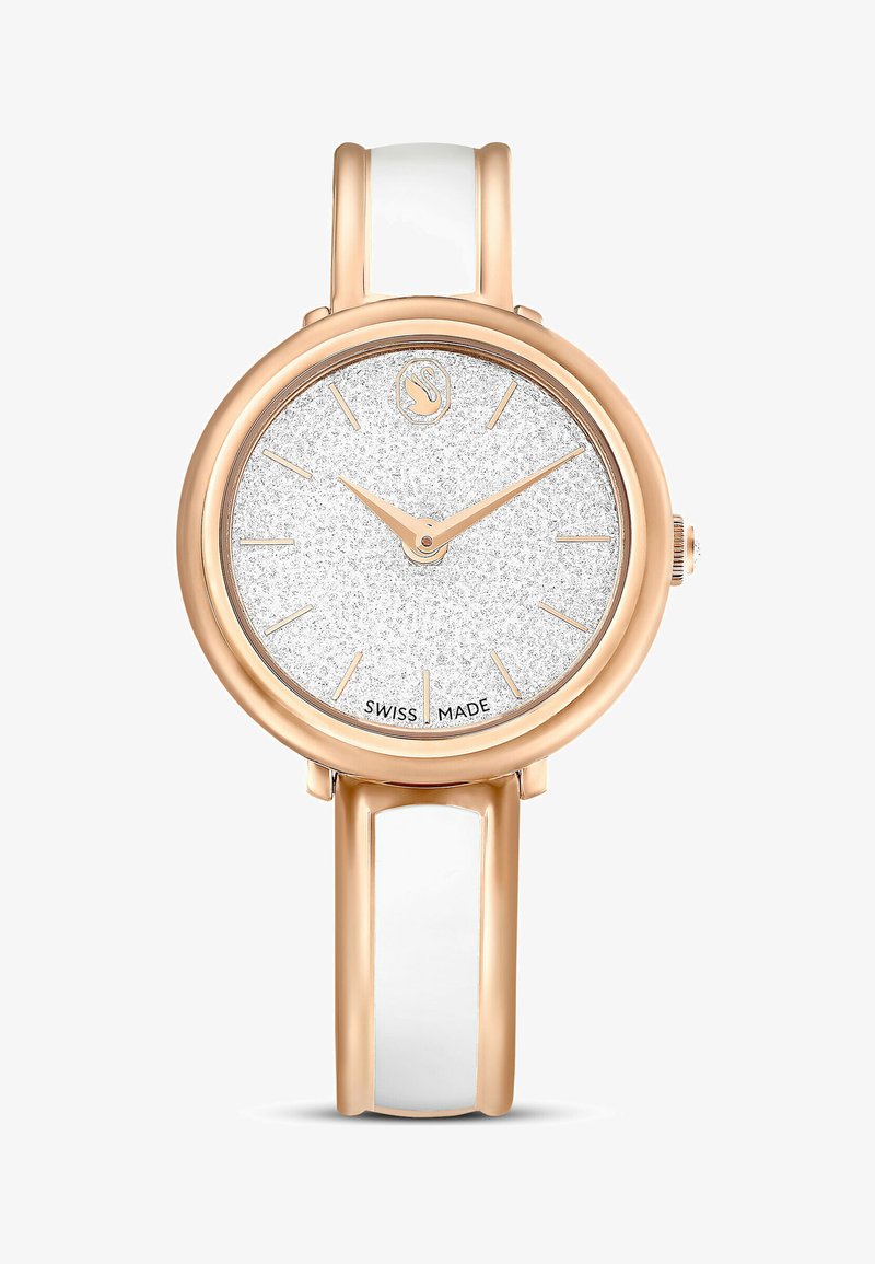Reloj redondo con caja de oro rosa, esfera plateada brillante, correa de cuero blanca y marcadores de hora minimalistas. Incluye detalle de fabricación suiza.