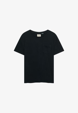 Czarna koszulka z krótkim rękawem i okrągłym dekoltem, z kieszonką na lewej piersi i małą metką marki na karku.