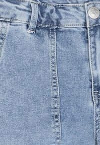 Ljust blå denimtyg med en slitstark yta, som har en framknappsstängning, vertikala sömmar och diskret blekning för en avslappnad stil.