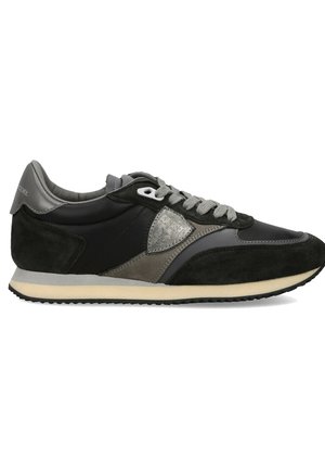 Sneaker atletica nera e grigia con pannelli in camoscio e pelle, lacci grigi e suola bianca ammortizzata.