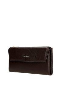 Portafoglio in pelle marrone scuro con patta frontale e logo dorato "worlds", mostrato leggermente inclinato su sfondo bianco.