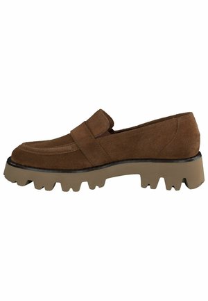 Braune Wildleder-Loafer mit einem umlaufenden Riemen, dicker strukturiertem Sohlen mit tiefen Rillen und runder Zehenform.